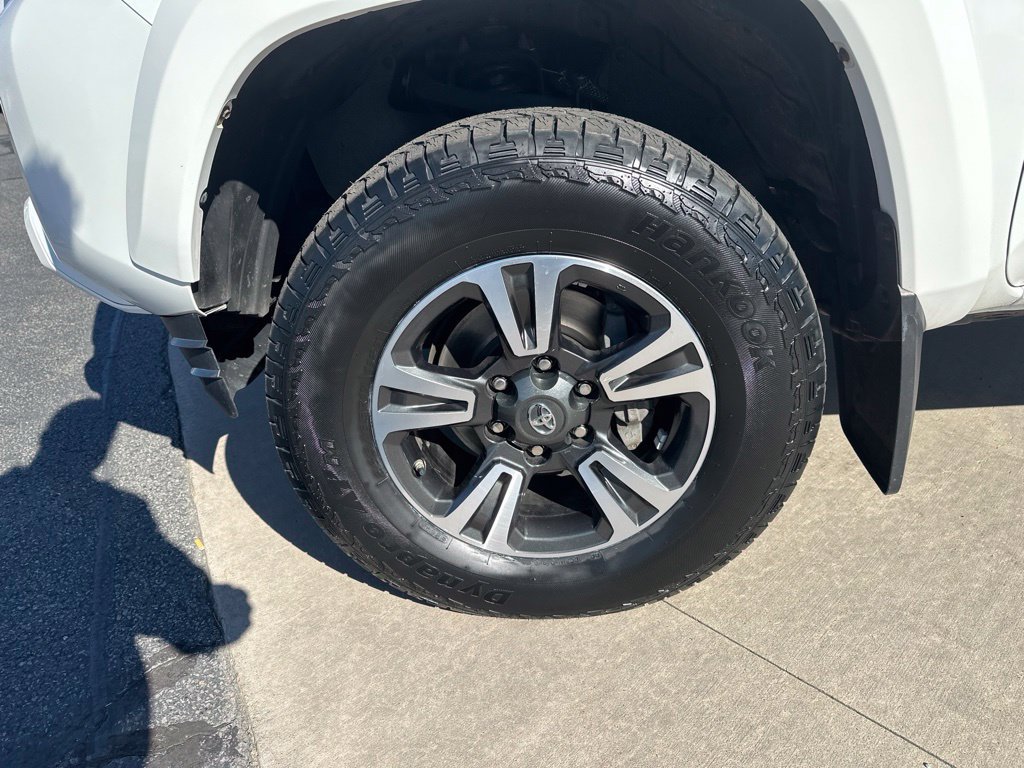 Used 2019 Toyota Tacoma TRD Sport AWD/4WD image 11