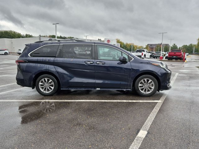 Used 2024 Toyota Sienna XLE w/ XLE Plus Package AWD/4WD image 4
