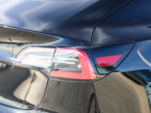 Used 2022 Tesla Model 3 image 9