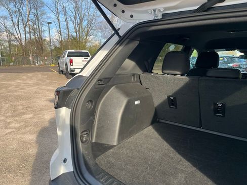 Used 2025 Chevrolet Equinox LT FWD image 12