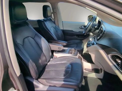 Used 2022 Chrysler Pacifica Touring-L w/ Uconnect Theater Family Group FWD image 27