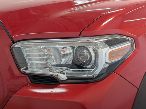 Used 2022 Toyota Tacoma TRD Off-Road AWD/4WD image 13