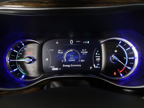 Used 2023 Chrysler Pacifica Limited FWD image 43