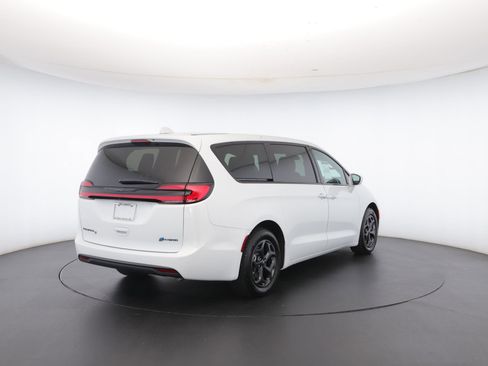 Used 2022 Chrysler Pacifica Touring-L w/ S Appearance Package image 35