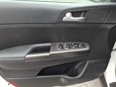 Used 2020 Kia Sportage LX image 16