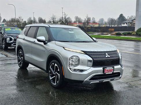 New 2025 Mitsubishi Outlander SE image 3