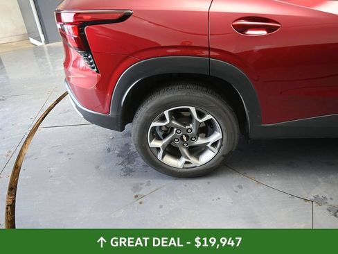 Used 2025 Chevrolet Trax LT FWD image 22