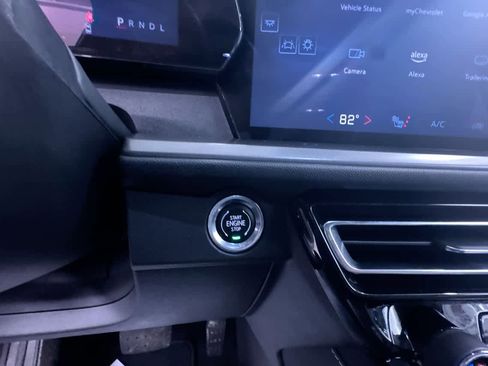 Used 2025 Chevrolet Traverse LT image 17