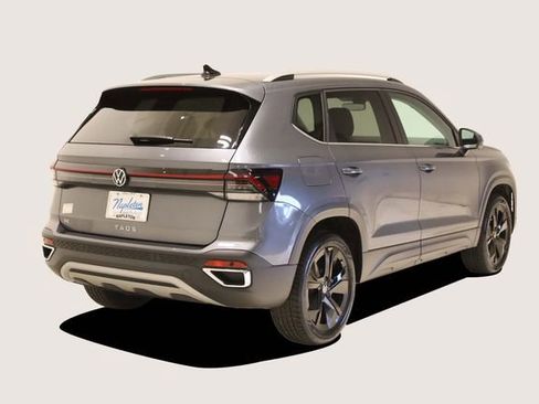 Used 2025 Volkswagen Taos SE w/ Black Wheel Package image 5