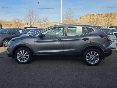 Used 2021 Nissan Rogue Sport SV image 2