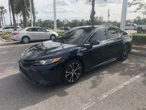 Used 2018 Toyota Camry SE FWD image 3