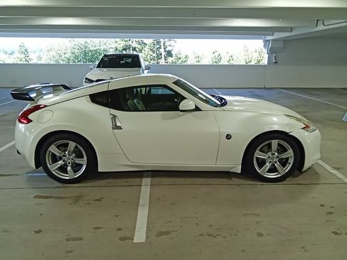 Used 2010 Nissan 370Z Touring RWD image 4