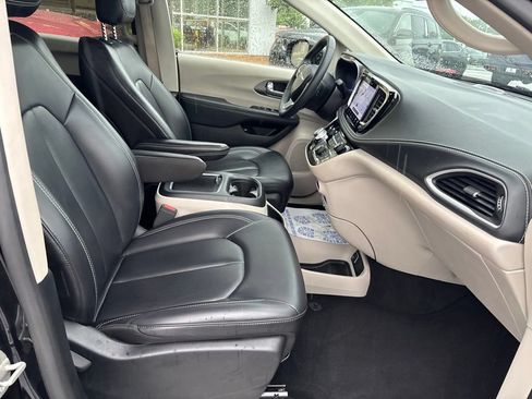 Used 2023 Chrysler Pacifica Touring-L FWD image 48