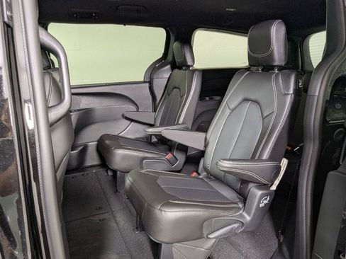 New 2026 Chrysler Pacifica Select image 23