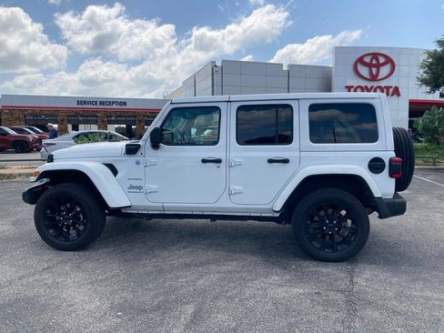 Used 2024 Jeep Wrangler Unlimited Sahara AWD/4WD image 8