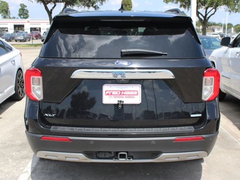 Used 2020 Ford Explorer XLT w/ Equipment Group 202A RWD image 8