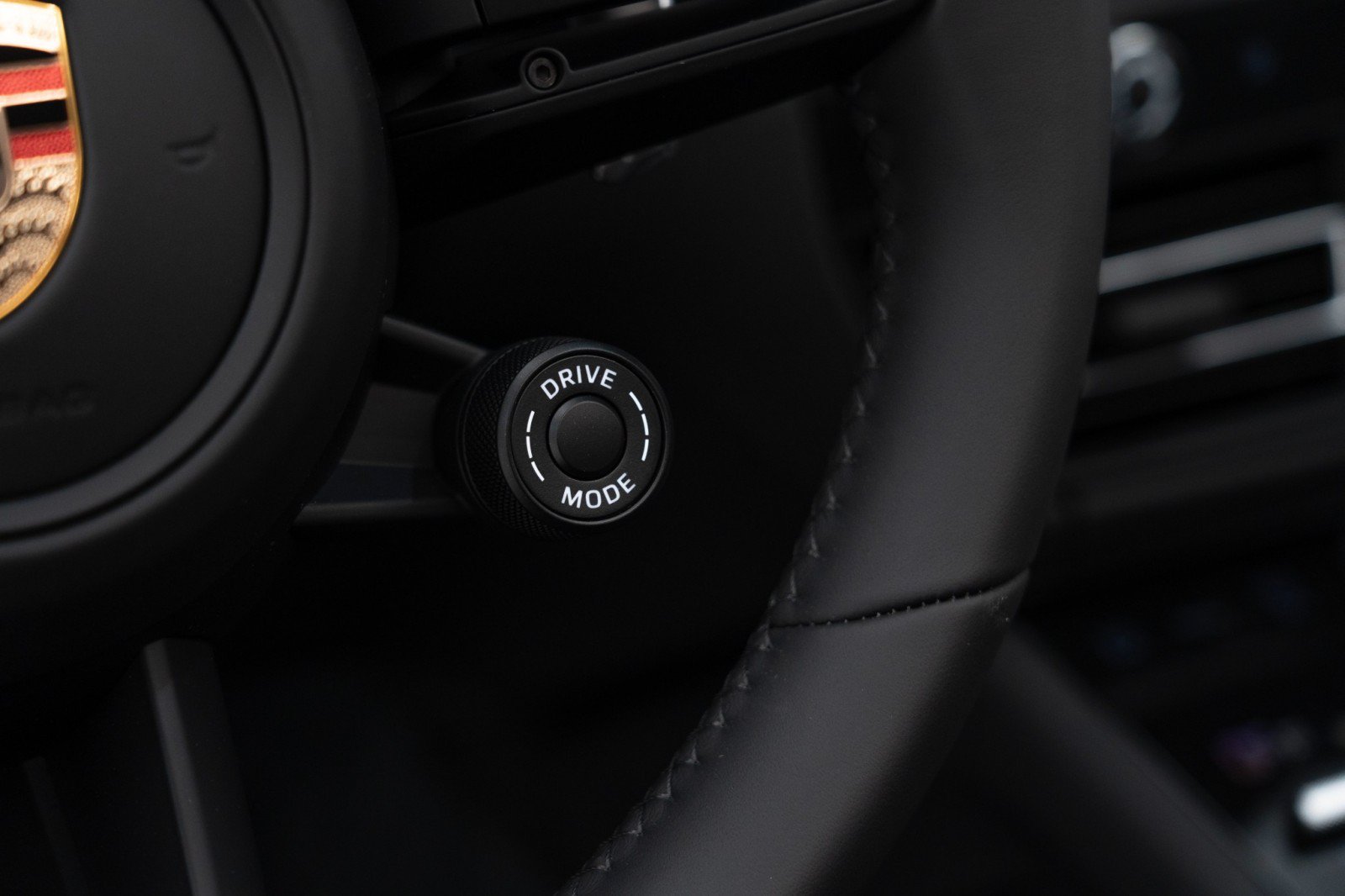Certified 2025 Porsche Macan Turbo AWD/4WD image 27