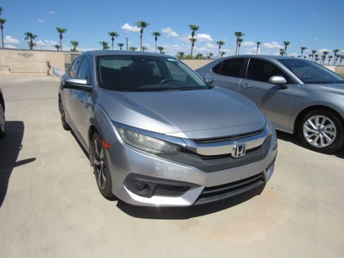 Used 2017 Honda Civic Touring image 2