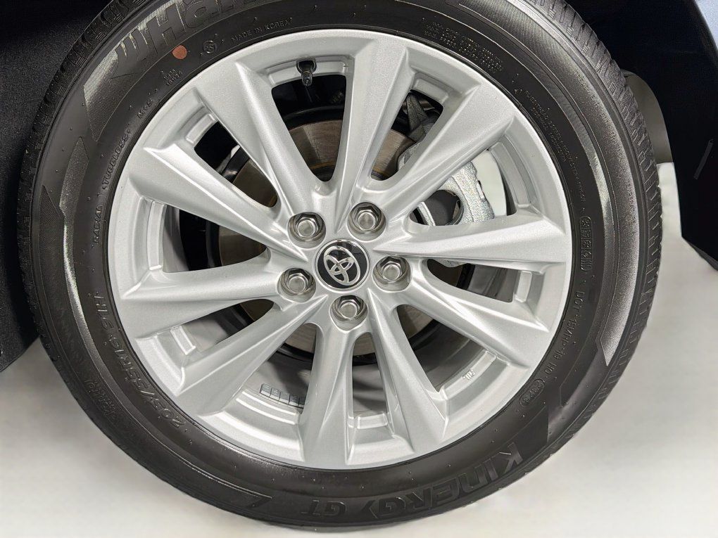 Used 2024 Toyota Corolla LE w/ LE Convenience Package FWD image 32