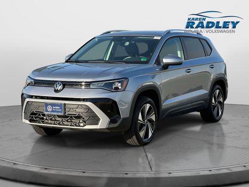 Certified 2025 Volkswagen Taos SE AWD/4WD image 5