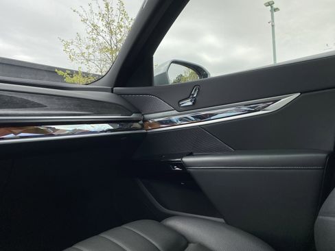 Used 2025 BMW 740i xDrive w/ Premium Package image 19