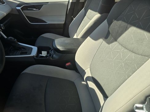 Used 2021 Toyota RAV4 XLE w/ Carpet Mat Package (TMS) image 19