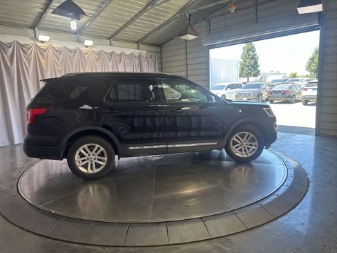 Used 2017 Ford Explorer XLT w/ Equipment Group 201A FWD image 4