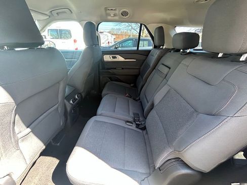 Used 2025 Ford Explorer Active AWD/4WD image 25