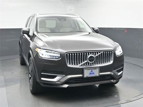 Used 2024 Volvo XC90 T8 Ultimate w/ Lounge Package image 2