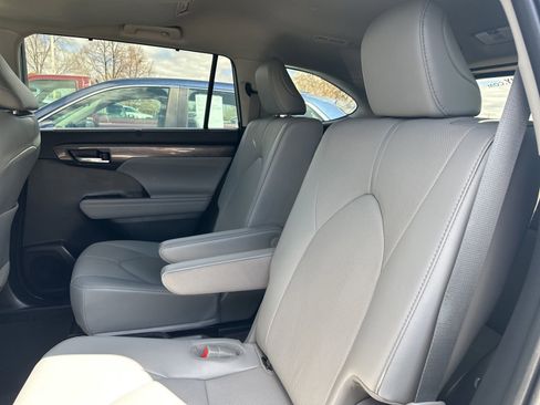 Used 2021 Toyota Highlander Limited FWD image 23