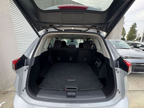 Used 2025 Nissan Rogue SV image 32