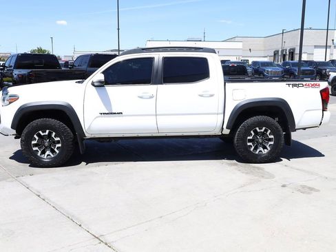 Used 2018 Toyota Tacoma TRD Off-Road w/ TRD Premium Off Road Package AWD/4WD image 3