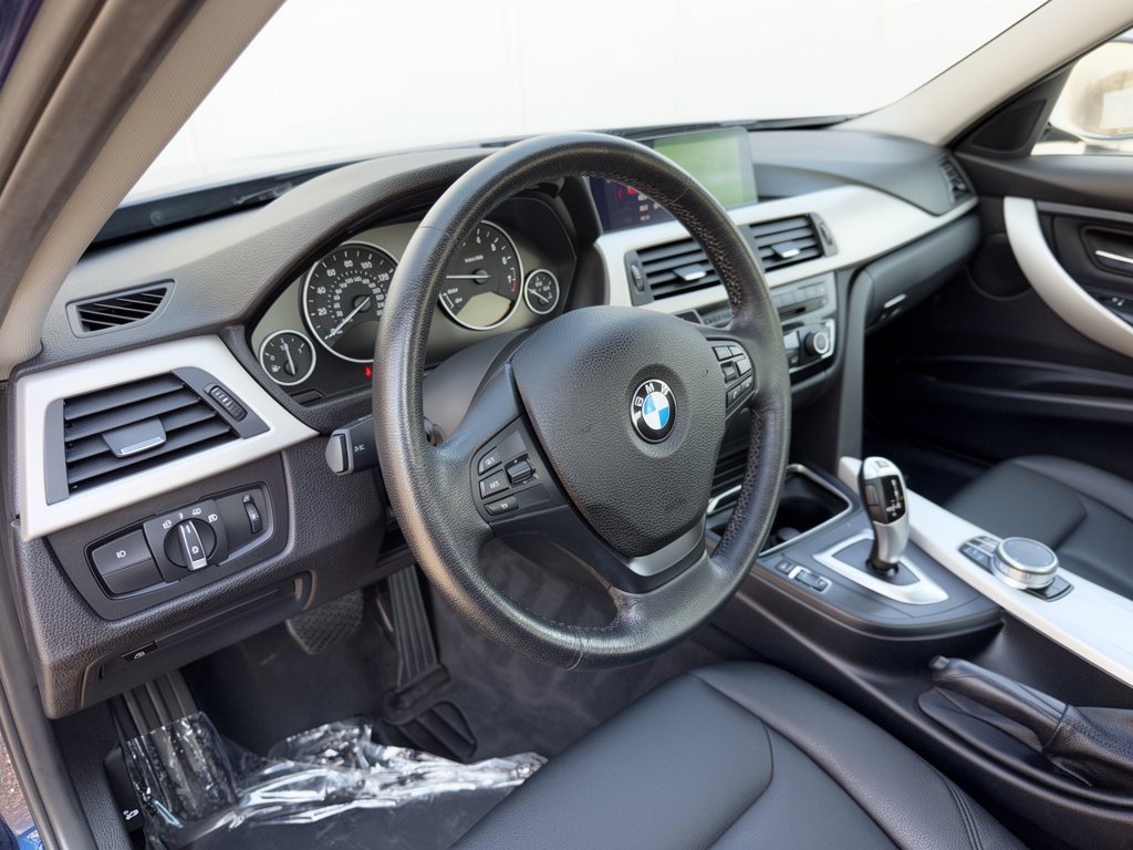 Used 2018 BMW 320i xDrive Sedan w/ Premium Package AWD/4WD image 4