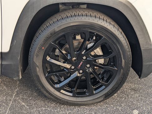 Used 2023 GMC Terrain SLE w/ Driver Convenience Package image 9