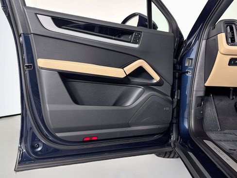 Used 2025 Porsche Cayenne Coupe image 21