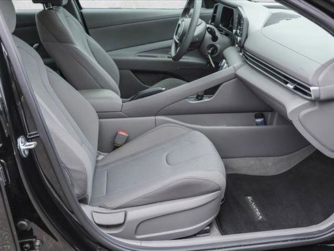 Certified 2025 Hyundai Elantra SE image 29