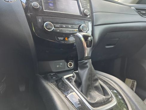 Used 2019 Nissan Rogue SV w/ Premium Package FWD image 26