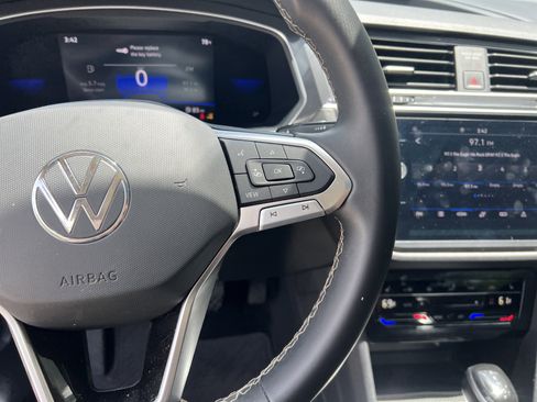 Used 2023 Volkswagen Tiguan SE w/ Panoramic Sunroof Package FWD image 18