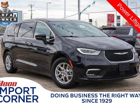 Used 2023 Chrysler Pacifica Touring-L FWD image 1