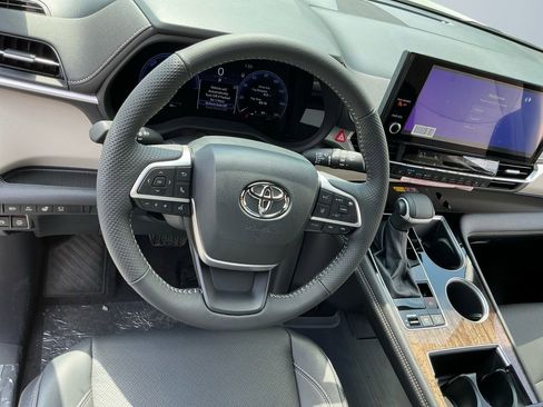 New 2026 Toyota Sienna Platinum AWD/4WD image 13