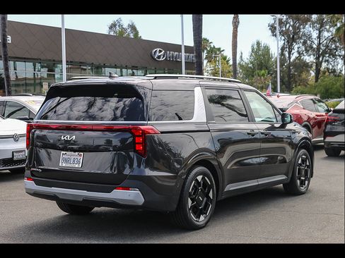 Used 2025 Kia Carnival EX FWD image 10