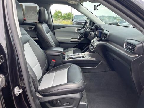 Used 2024 Ford Explorer XLT w/ Equipment Group 202A AWD/4WD image 40