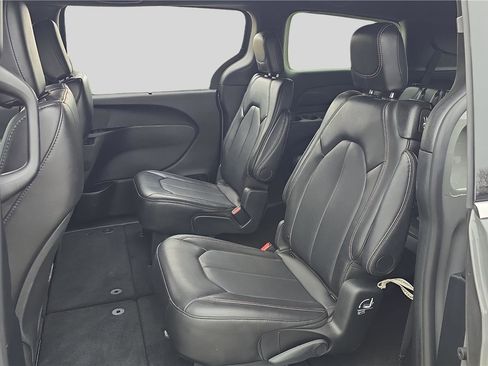Used 2025 Chrysler Pacifica Select FWD image 18