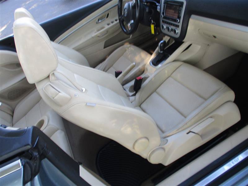 Used 2013 Volkswagen Eos Komfort FWD image 10