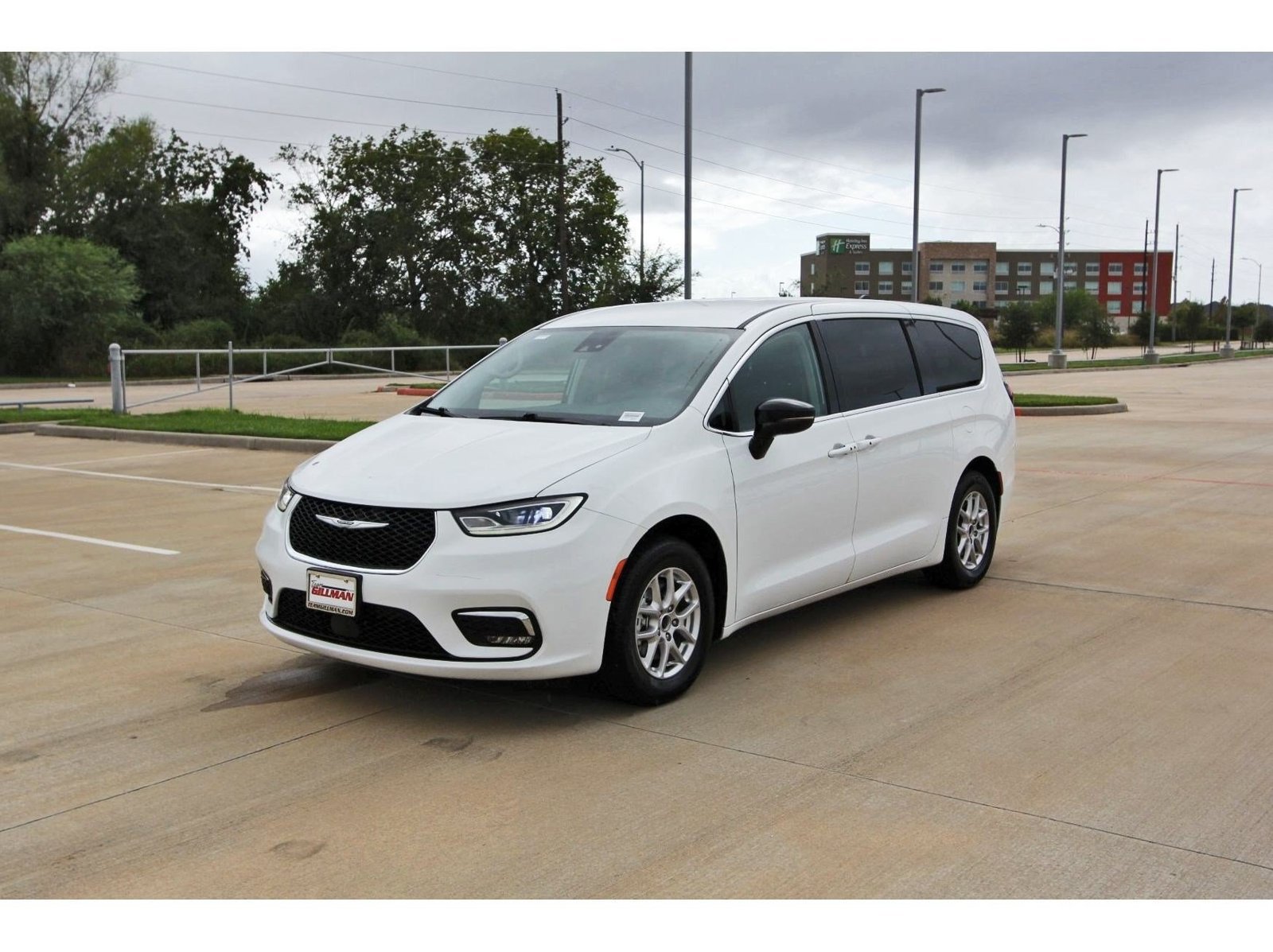 Used 2024 Chrysler Pacifica Touring-L FWD image 3
