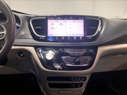 Used 2022 Chrysler Pacifica Touring-L FWD image 7