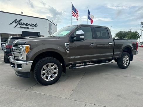 Used 2017 Ford F250 Lariat w/ Chrome Package image 1