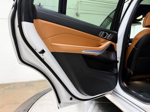 Used 2021 BMW X7 M50i w/ Dynamic Handling Package image 16