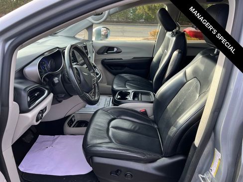 Used 2020 Chrysler Pacifica Touring-L FWD image 13