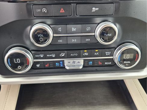 Used 2024 Ford Expedition Limited AWD/4WD image 16